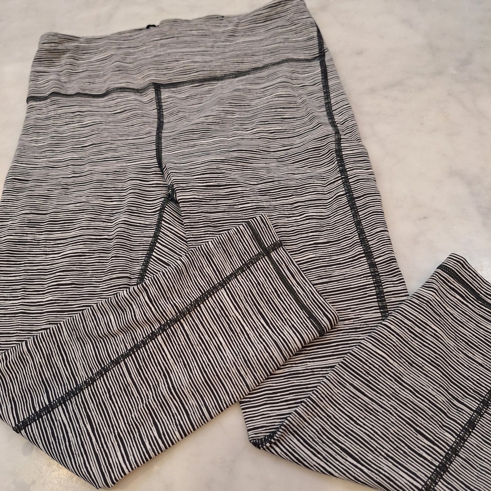 Athleta Ultimate Capri Women S Black White Striped Cropped Yoga‎ Leggings Gym